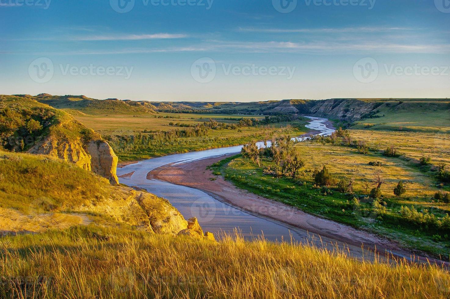 el pequeño valle del río missouri en el parque nacional theodore roosevelt foto