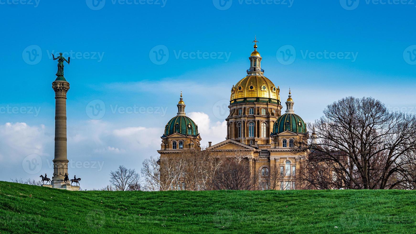 Iowa State Capitol and Soldiers' and Sailors' Monument in Des Moines photo
