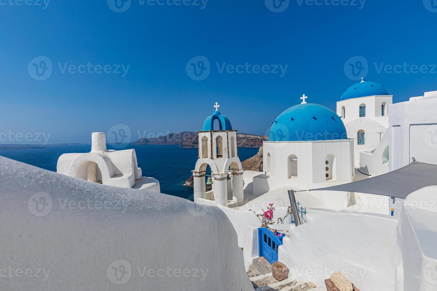 destino de verano de europa. concepto de viaje, paisaje famoso y soleado de la isla de santorini, oia, grecia. Caldera vista al mar, azul cielo soleado paisaje urbano de ensueño. panorama de vacaciones, increíble escena al aire libre foto