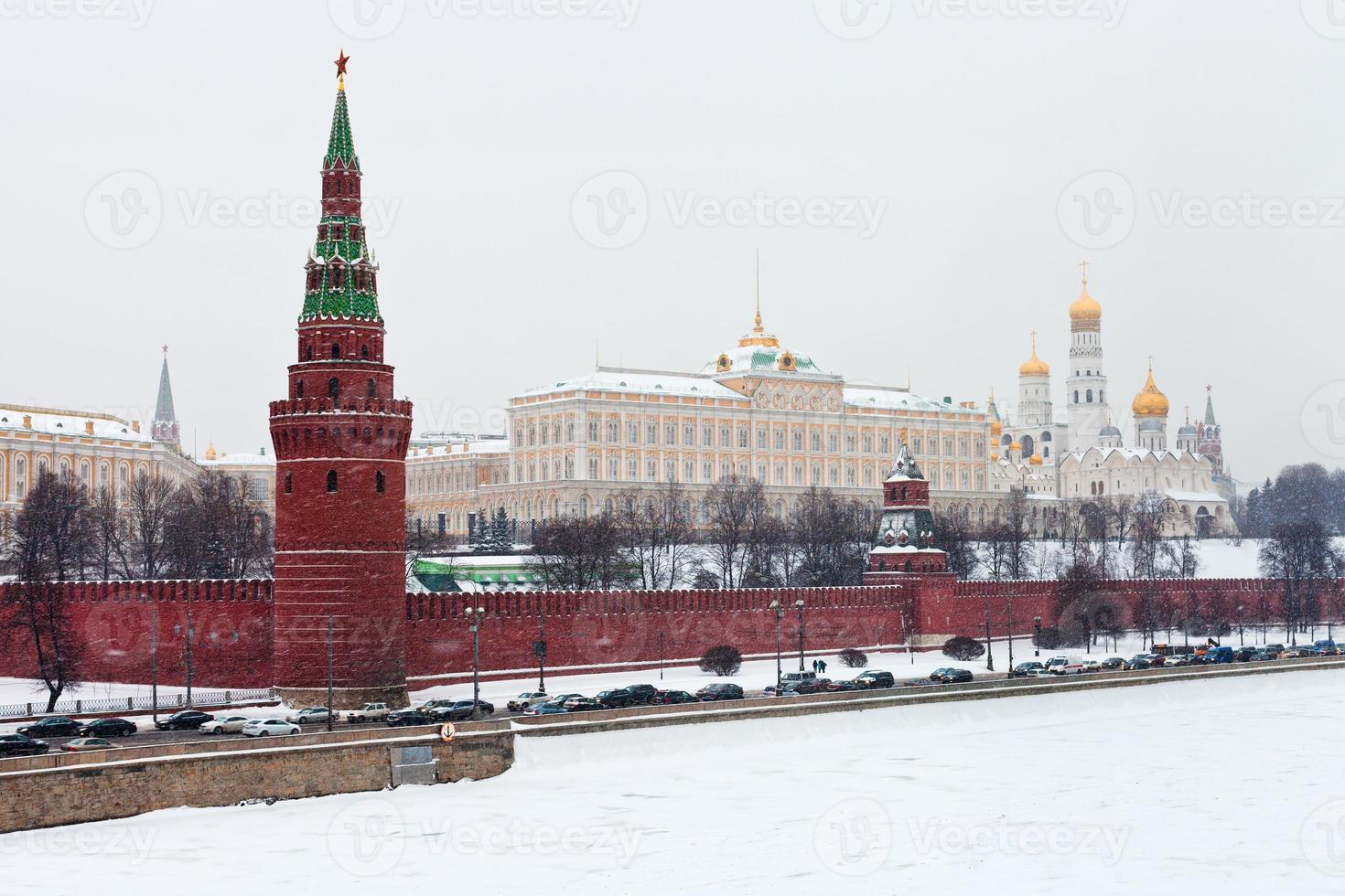 vista del gran palacio del kremlin y las murallas del kremlin en moscú foto