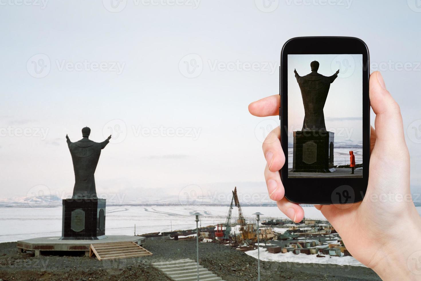 turista tomando fotos del monumento a san nicolás