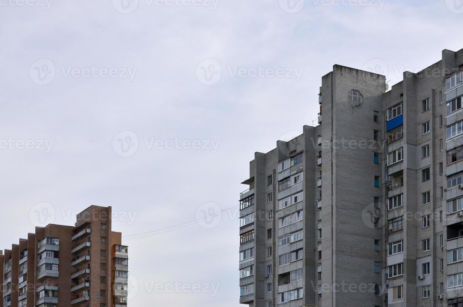 antigua casa de apartamentos de varios pisos en una región poco desarrollada de ucrania o rusia foto