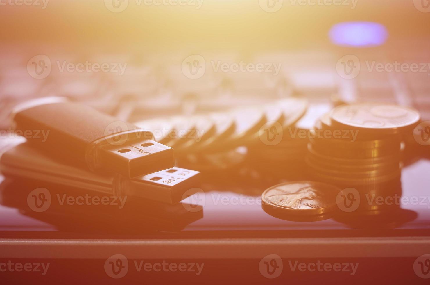 tarjetas de memoria y dinero en el teclado del portátil foto