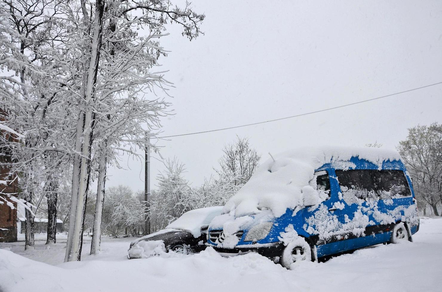 Unexpected rapid fallout of snow in April on the Kharkov streets photo