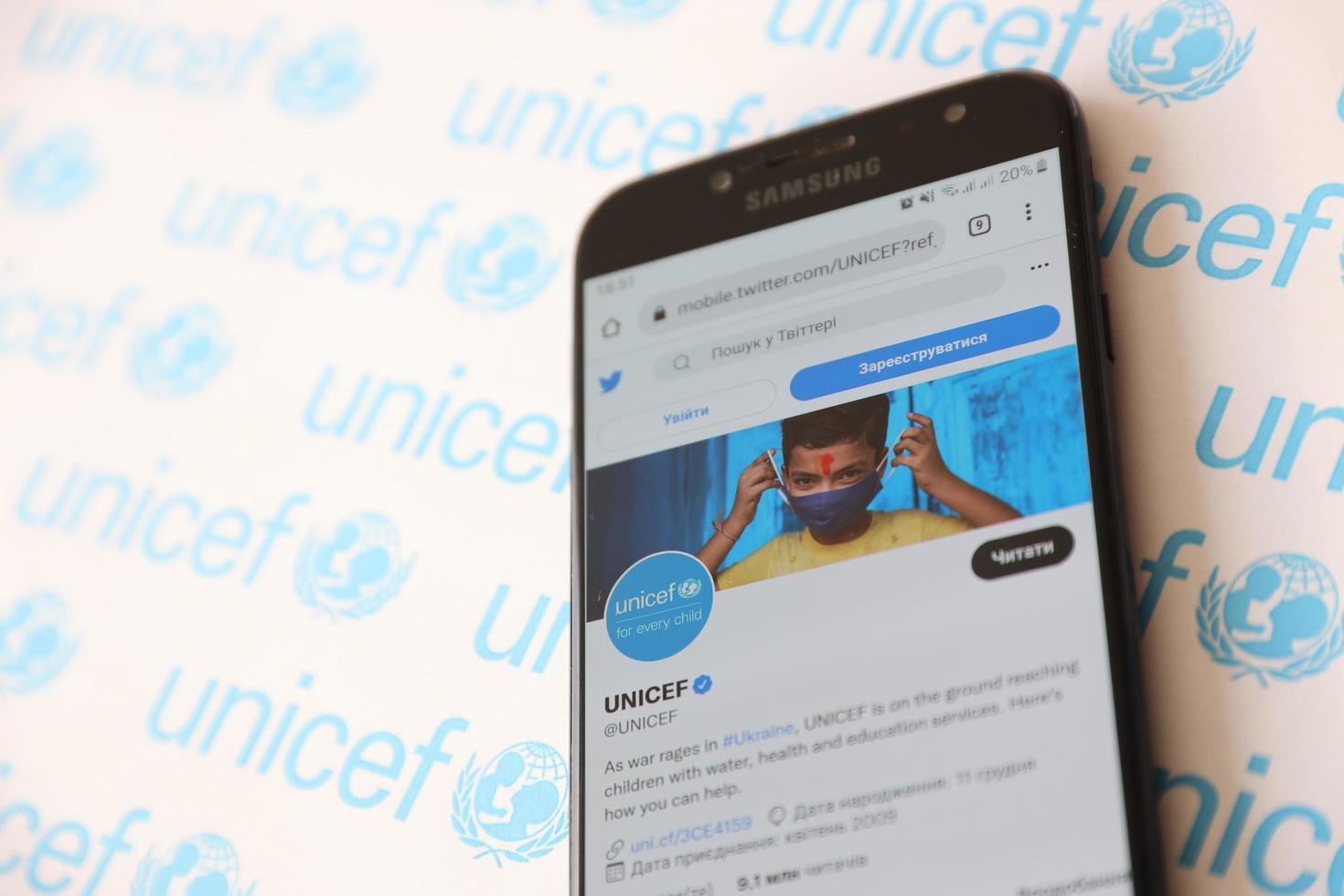 ternopil, ucrania - 2 de mayo de 2022 cuenta de twitter de unicef en la pantalla del teléfono inteligente - programa de las naciones unidas que brinda asistencia humanitaria y de desarrollo a los niños foto