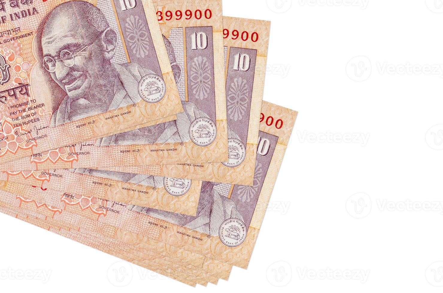 Los billetes de 10 rupias indias se encuentran en un pequeño grupo o paquete aislado en blanco. maqueta con espacio de copia. negocios y cambio de moneda foto