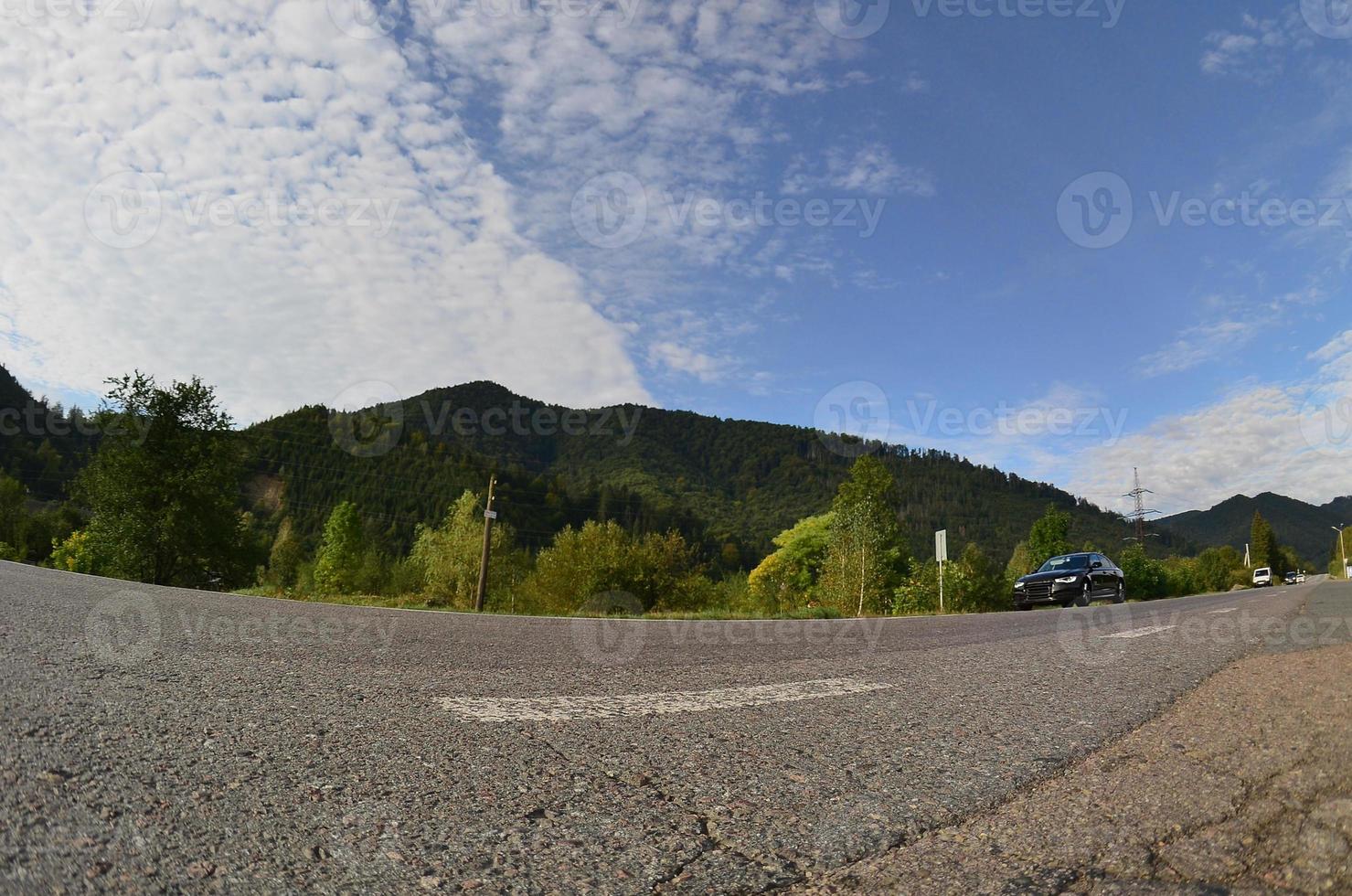 carretera asfaltada en el terreno montañoso por la mañana foto