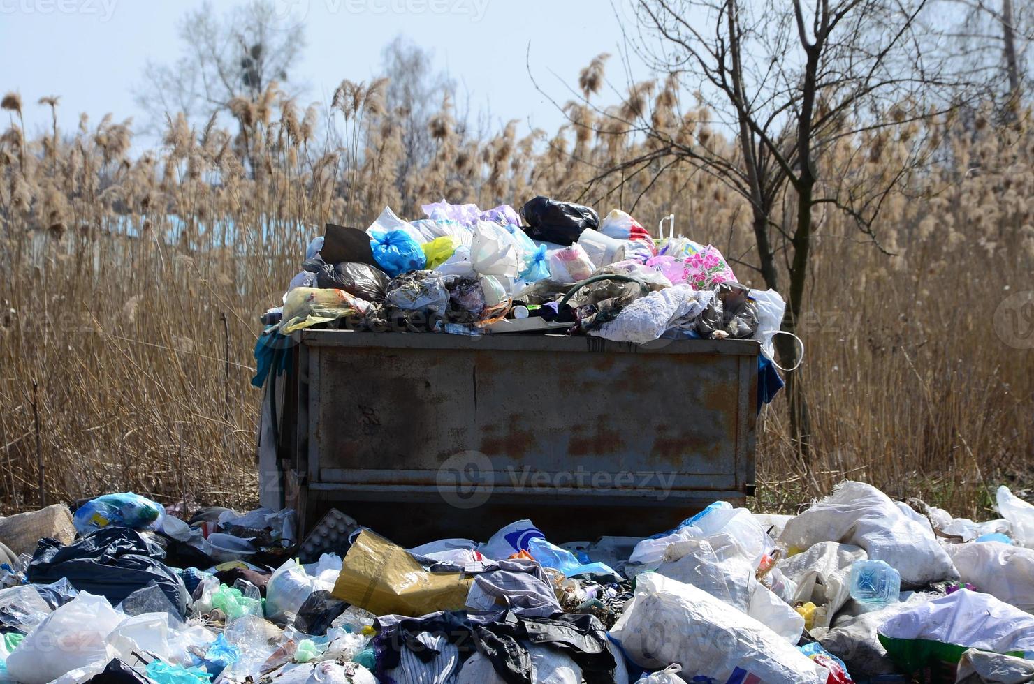 el bote de basura está lleno de basura y desechos. retiro intempestivo