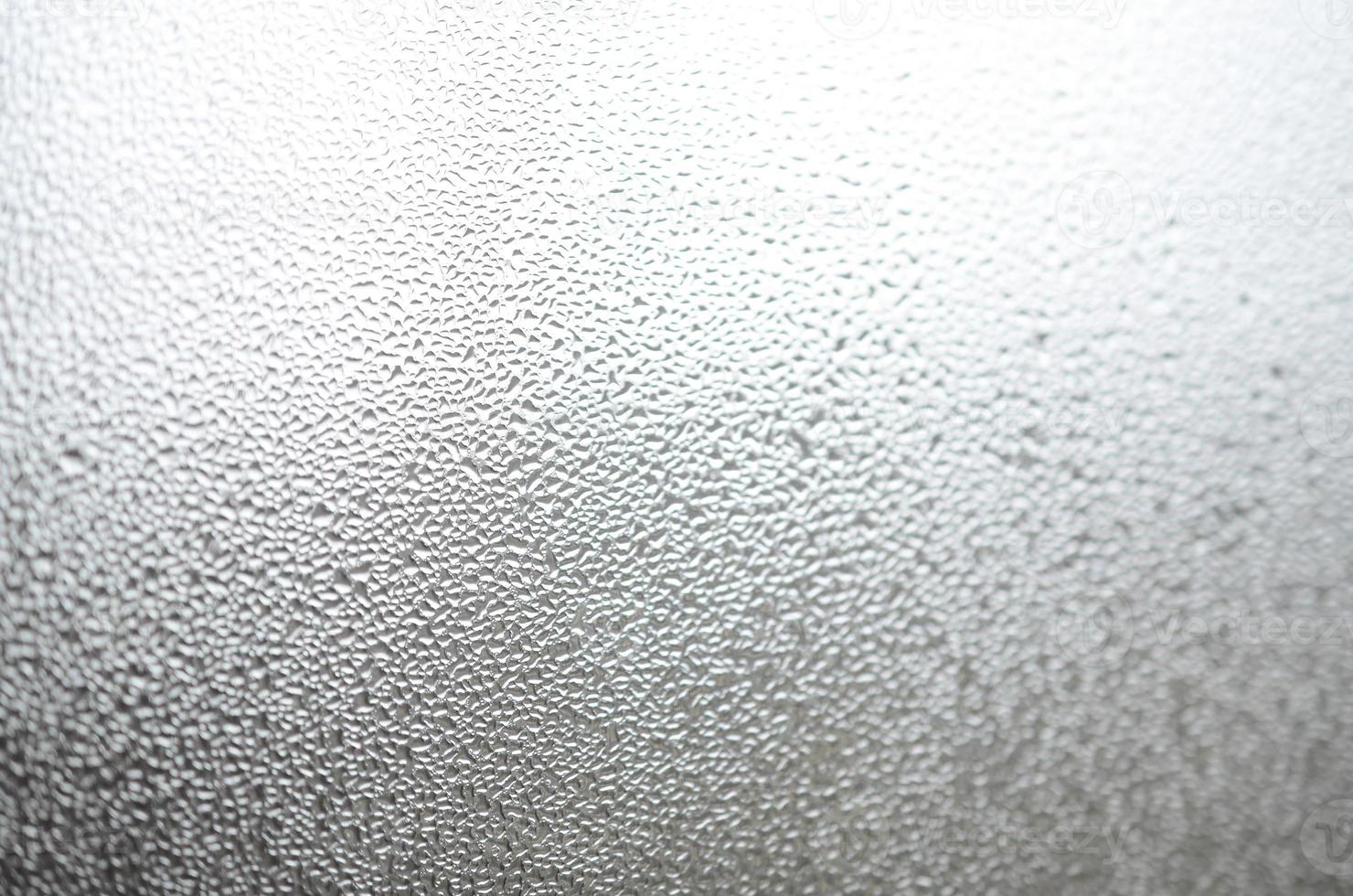 una foto de la superficie de vidrio de la ventana, cubierta con una multitud de gotas de varios tamaños. textura de fondo de una densa capa de condensado sobre vidrio