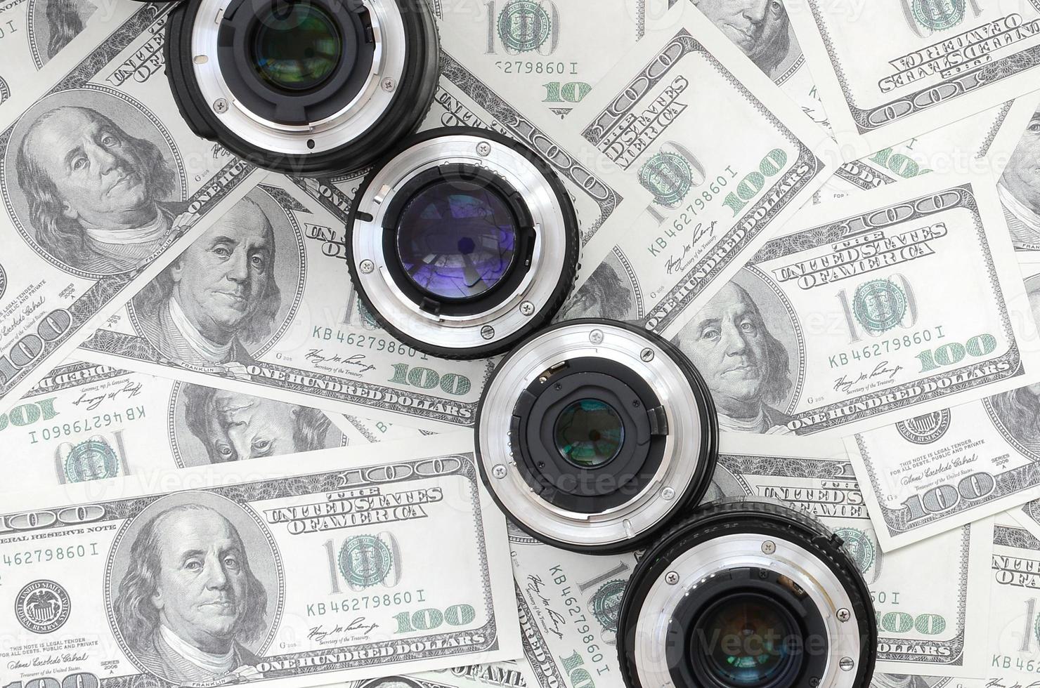 unas pocas lentes fotográficas se encuentran en el fondo de muchos billetes de dólar. espacio para texto foto