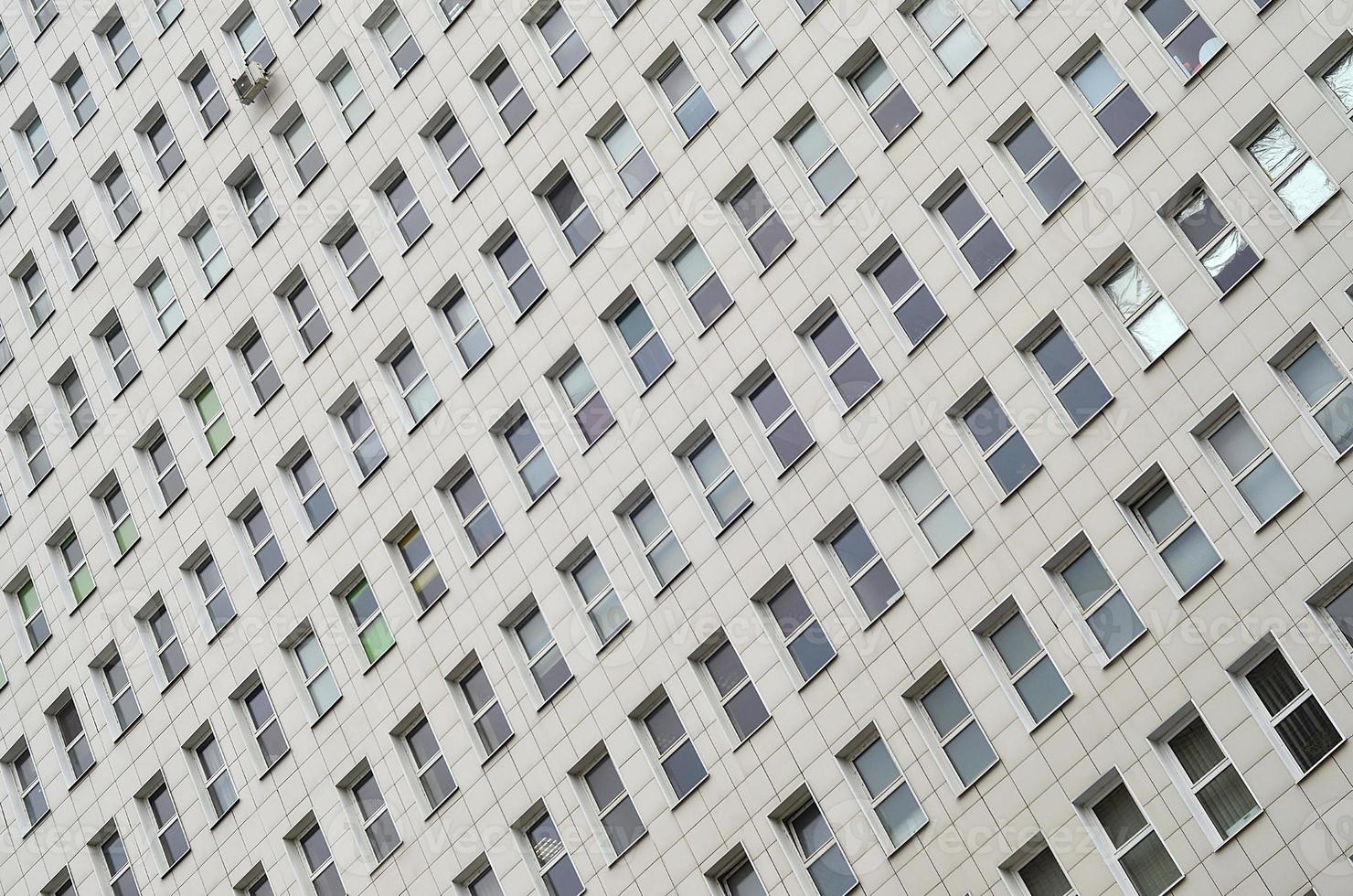 muchas ventanas de un edificio de oficinas de varios pisos foto