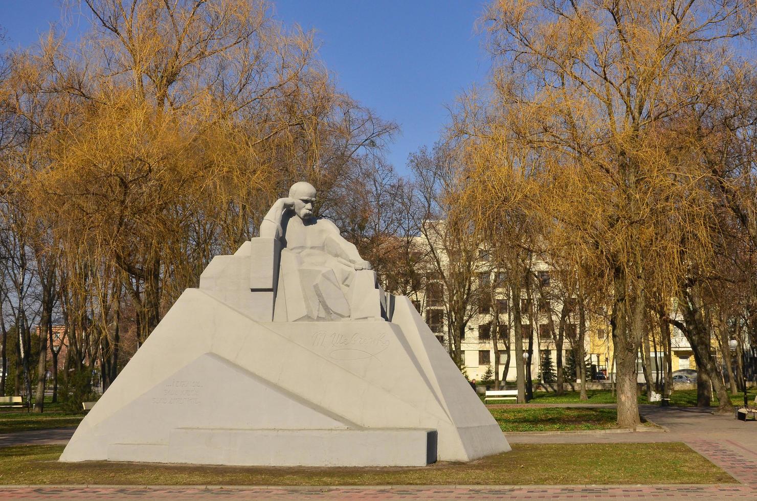 poltava. ucrania - 20 de mayo de 2019 monumento al escritor y artista ucraniano taras shevchenko foto