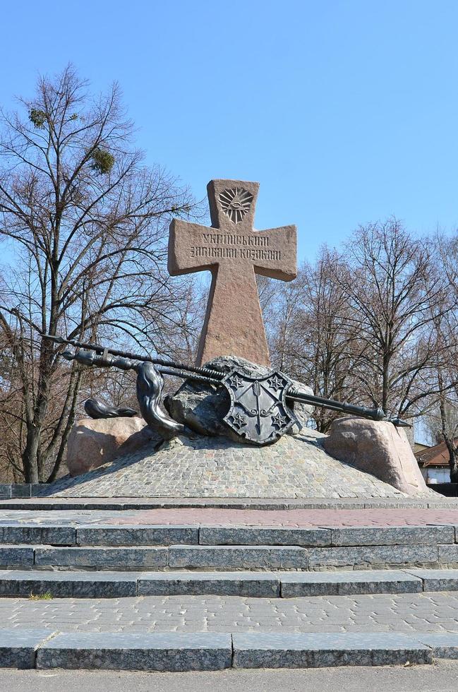 poltava. ucrania - 4 de mayo de 2017 el monumento a los cosacos ucranianos, que murieron en poltava foto