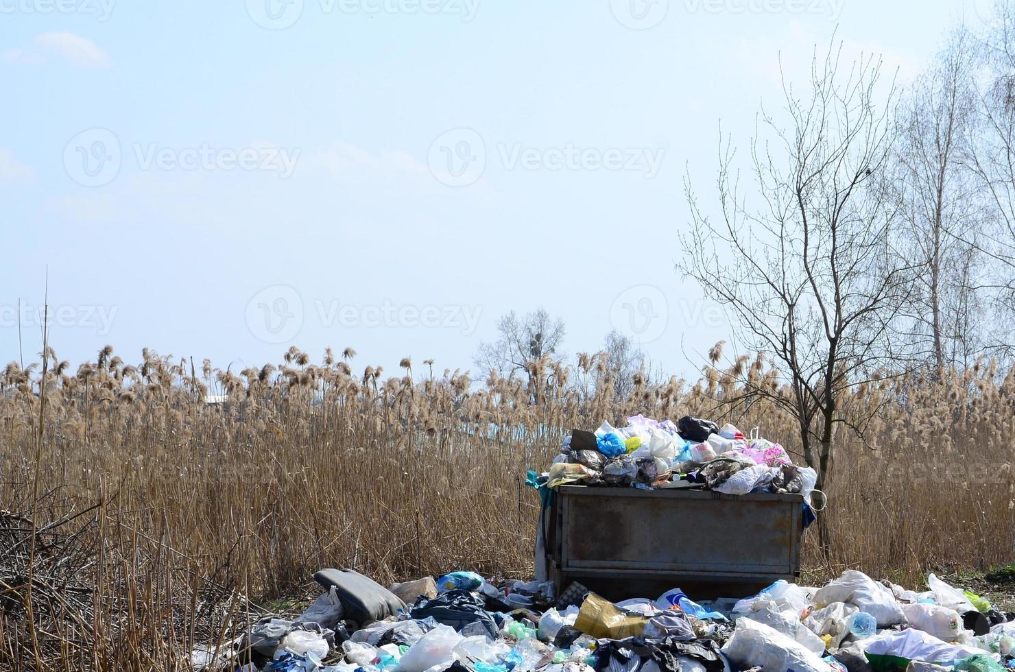 el bote de basura está lleno de basura y desechos. retiro intempestivo de basura en zonas pobladas foto