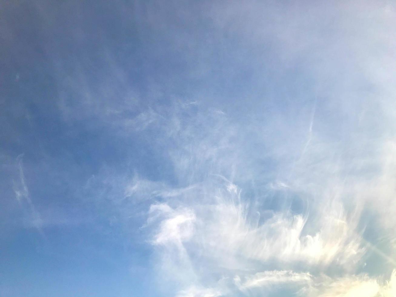 cielo azul con nubes blancas. fenómeno natural, hermosas nubes. cielo acuarela, inspiración como cielo pintado con pincel. increíble imagen natural foto