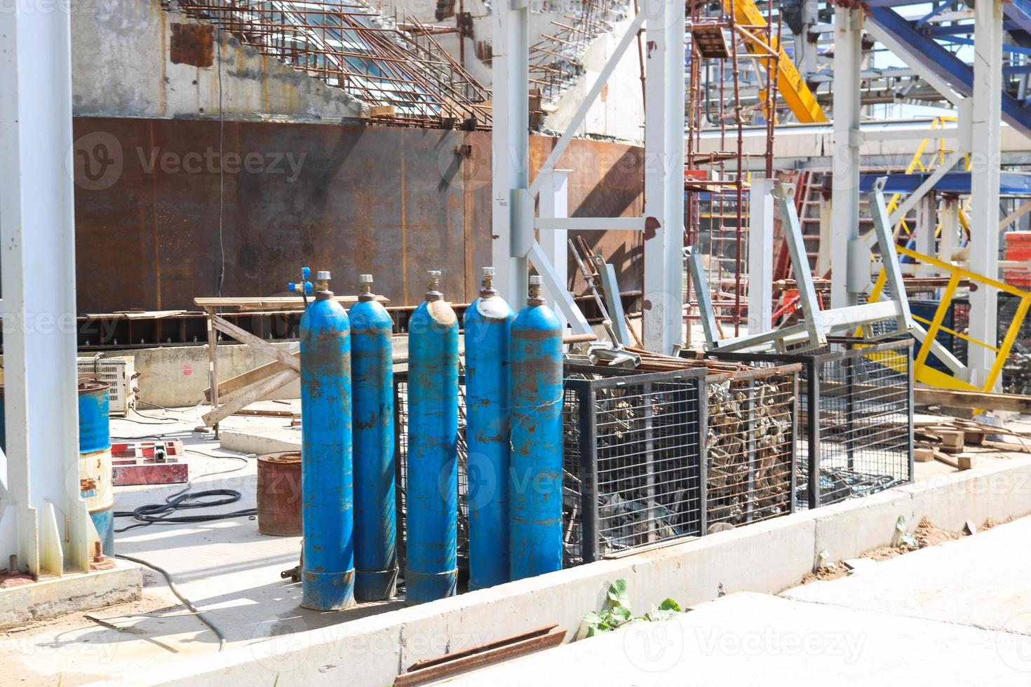 cilindros de metal de hierro azul con gas licuado oxígeno oxígeno aire helio argón para soldar en la planta petroquímica de refinería foto
