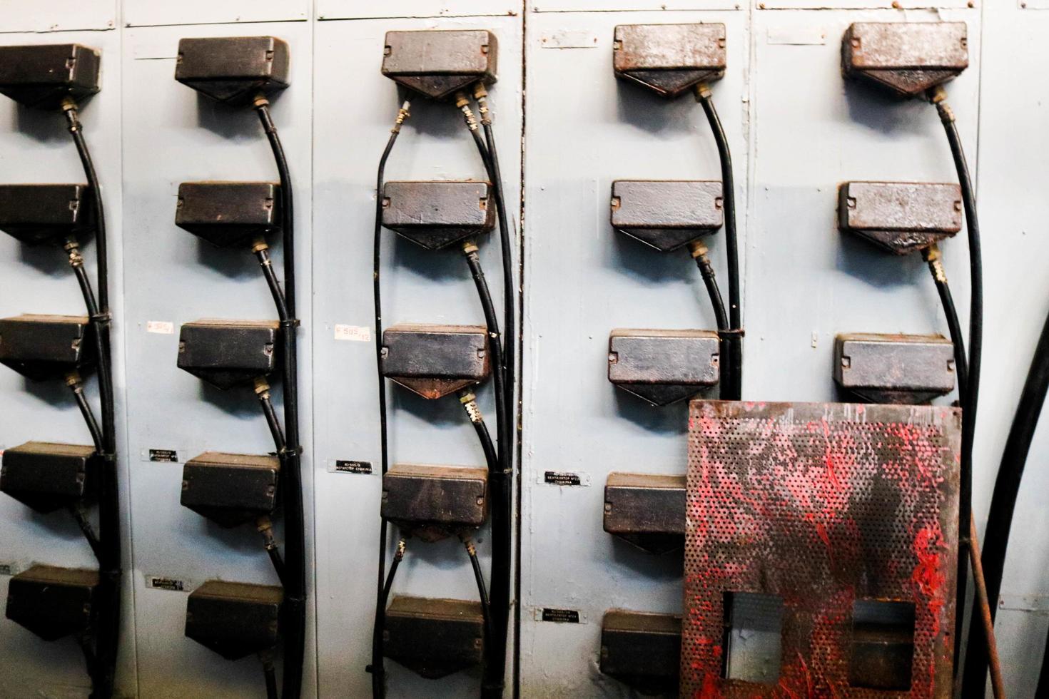 tapones para cables para conectar armarios metálicos de hierro para equipos eléctricos de motores eléctricos en una refinería industrial petroquímica química foto