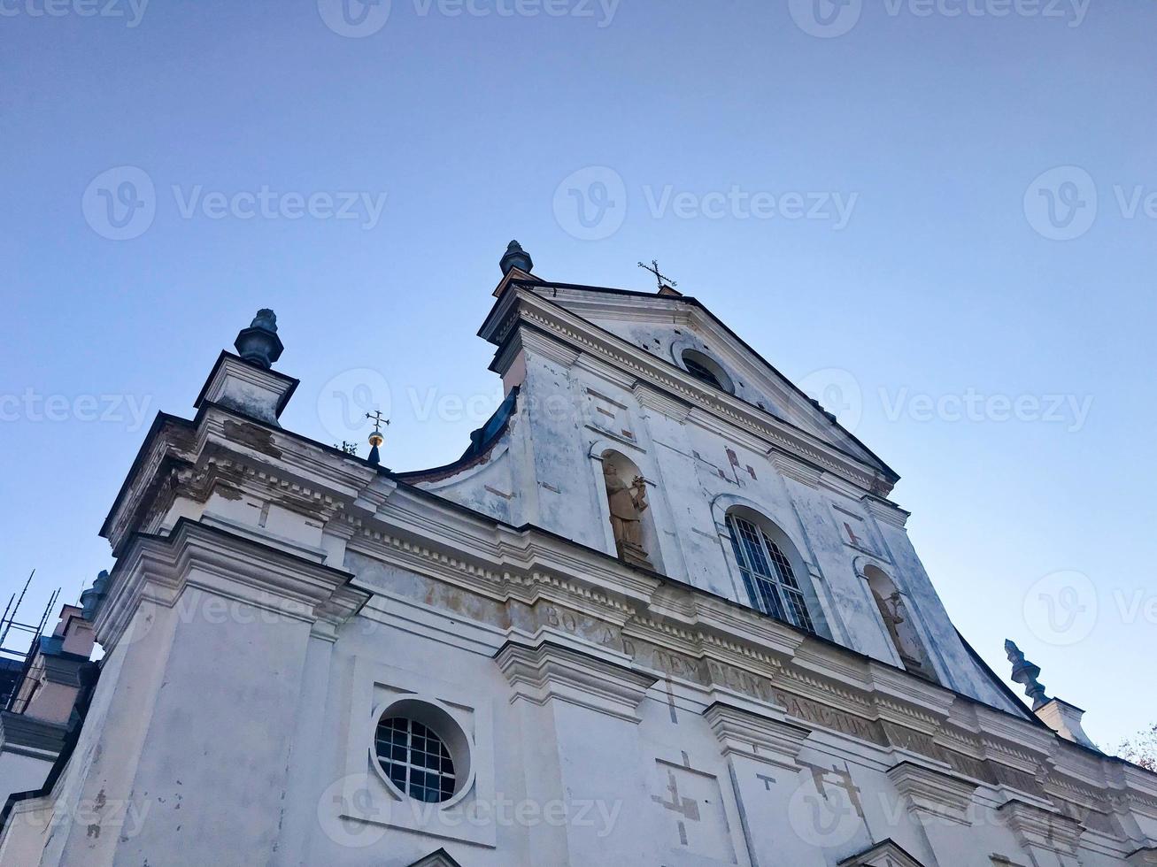 antigua iglesia ortodoxa cristiana en mal estado de piedra blanca pobre con cruces foto