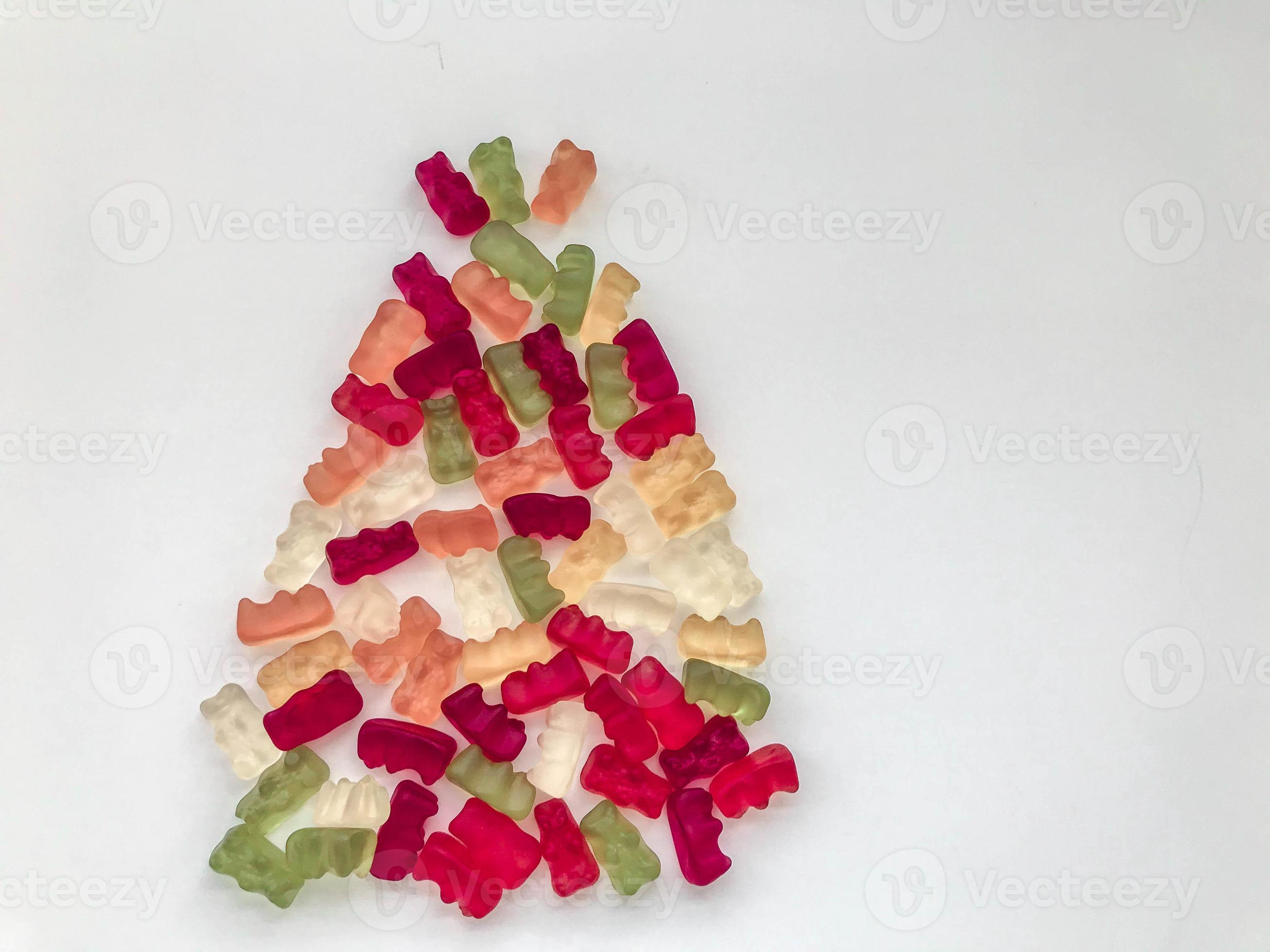 árbol de navidad hecho de deliciosas y dulces gomitas. mermelada en forma de osos, botellas de