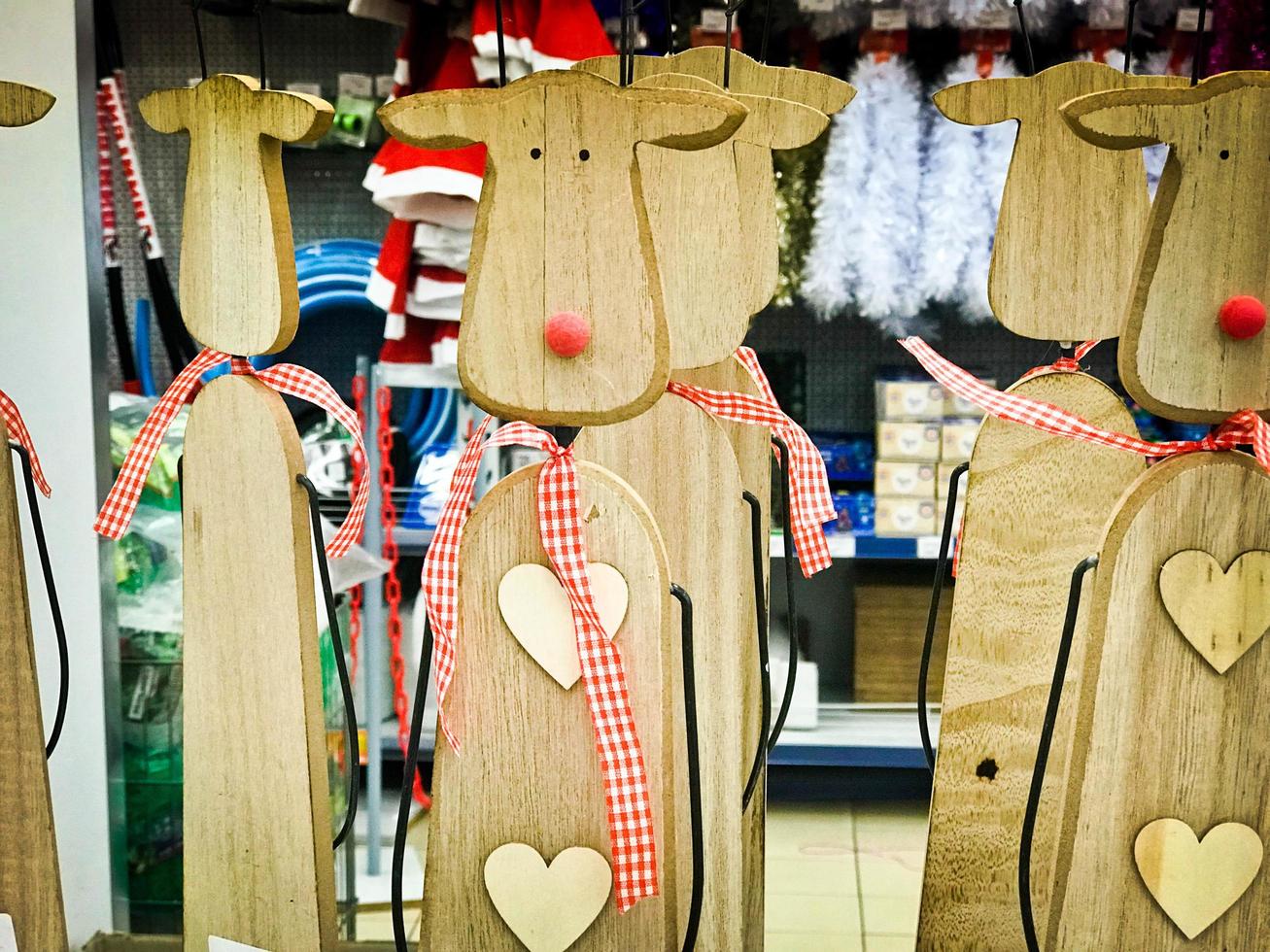 pequeño y hermoso juguete de navidad decorativo de madera lindo ciervo festivo de año nuevo con narices rojas. el fondo foto