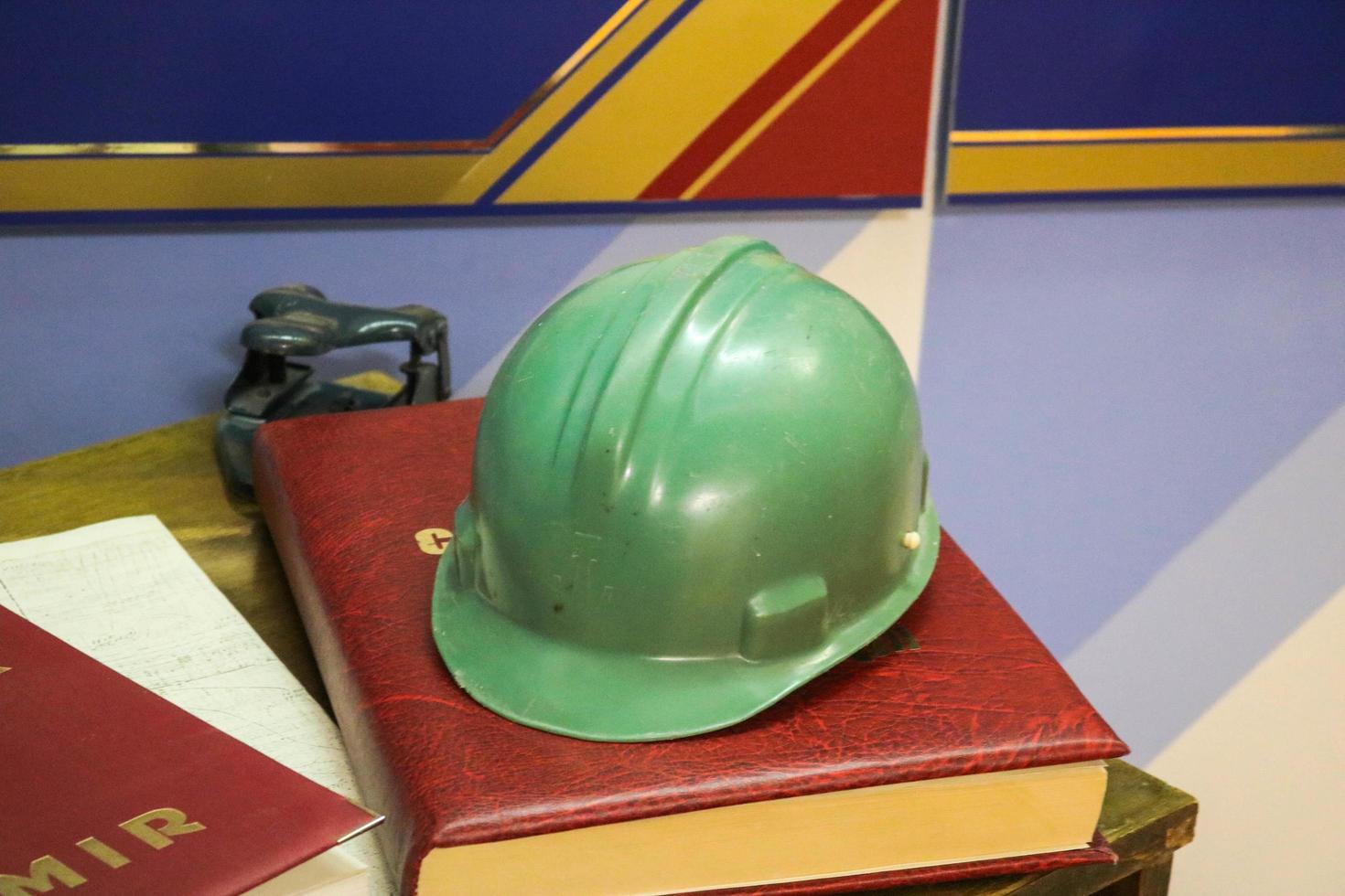 casco de seguridad de plástico verde para el trabajador. casco protector para proteger la cabeza de las personas que operan en condiciones peligrosas en la fábrica foto