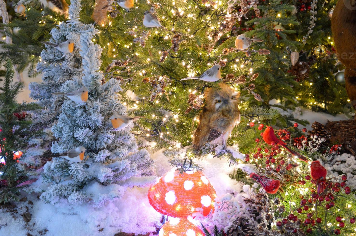 Decoración navideña. decoración del árbol de navidad en forma de manzana. rodeado de cuentas y guirnaldas foto