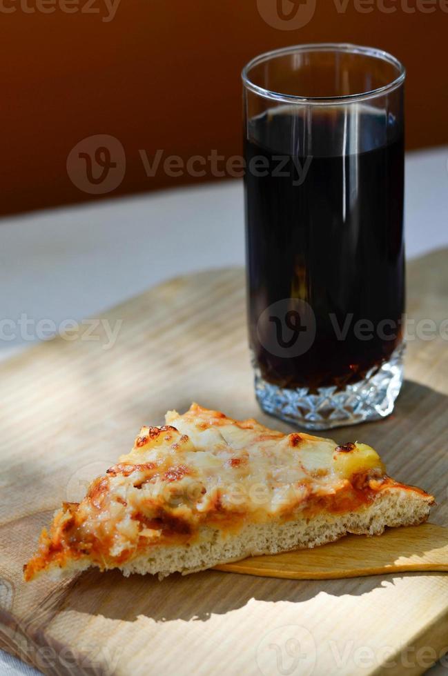 pizza caliente y taza de cola foto