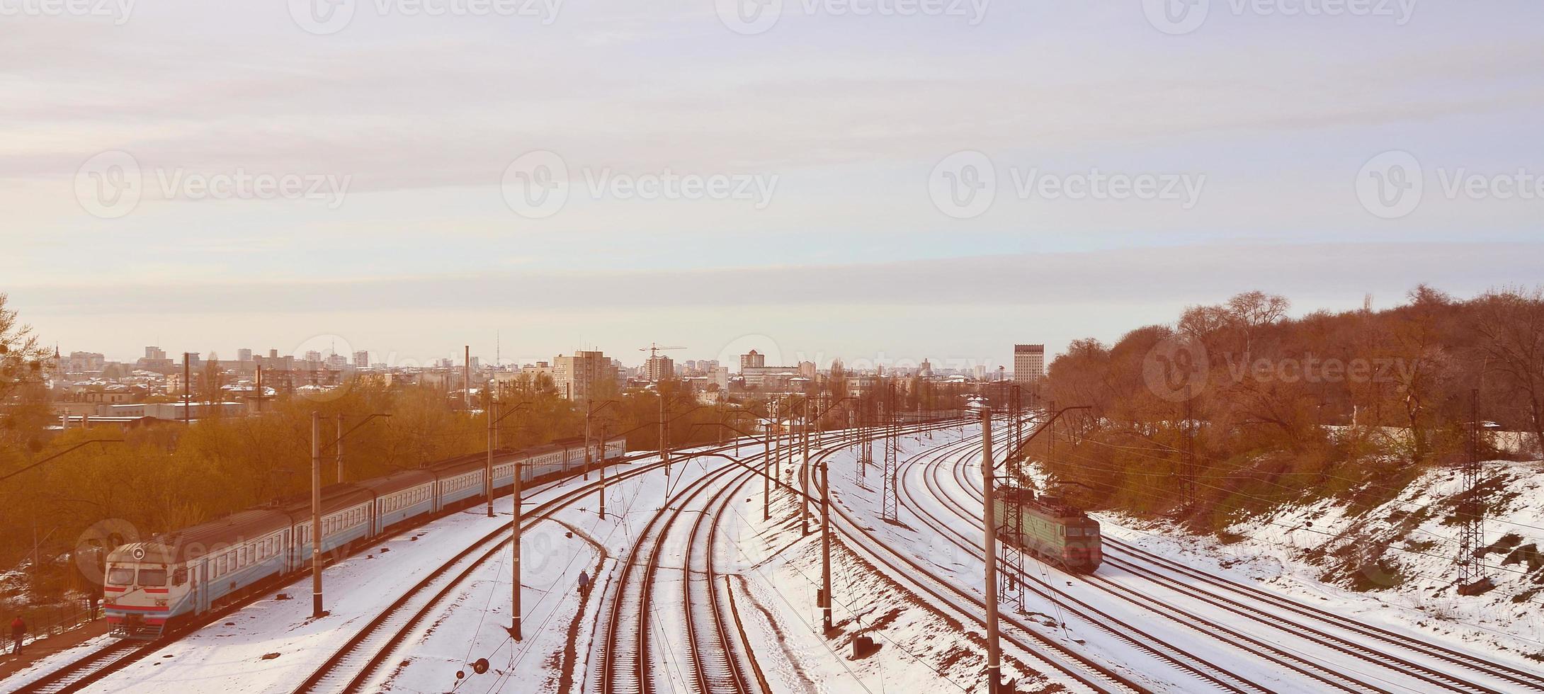 paisaje invernal con un tren sobre un fondo de cielo nublado foto