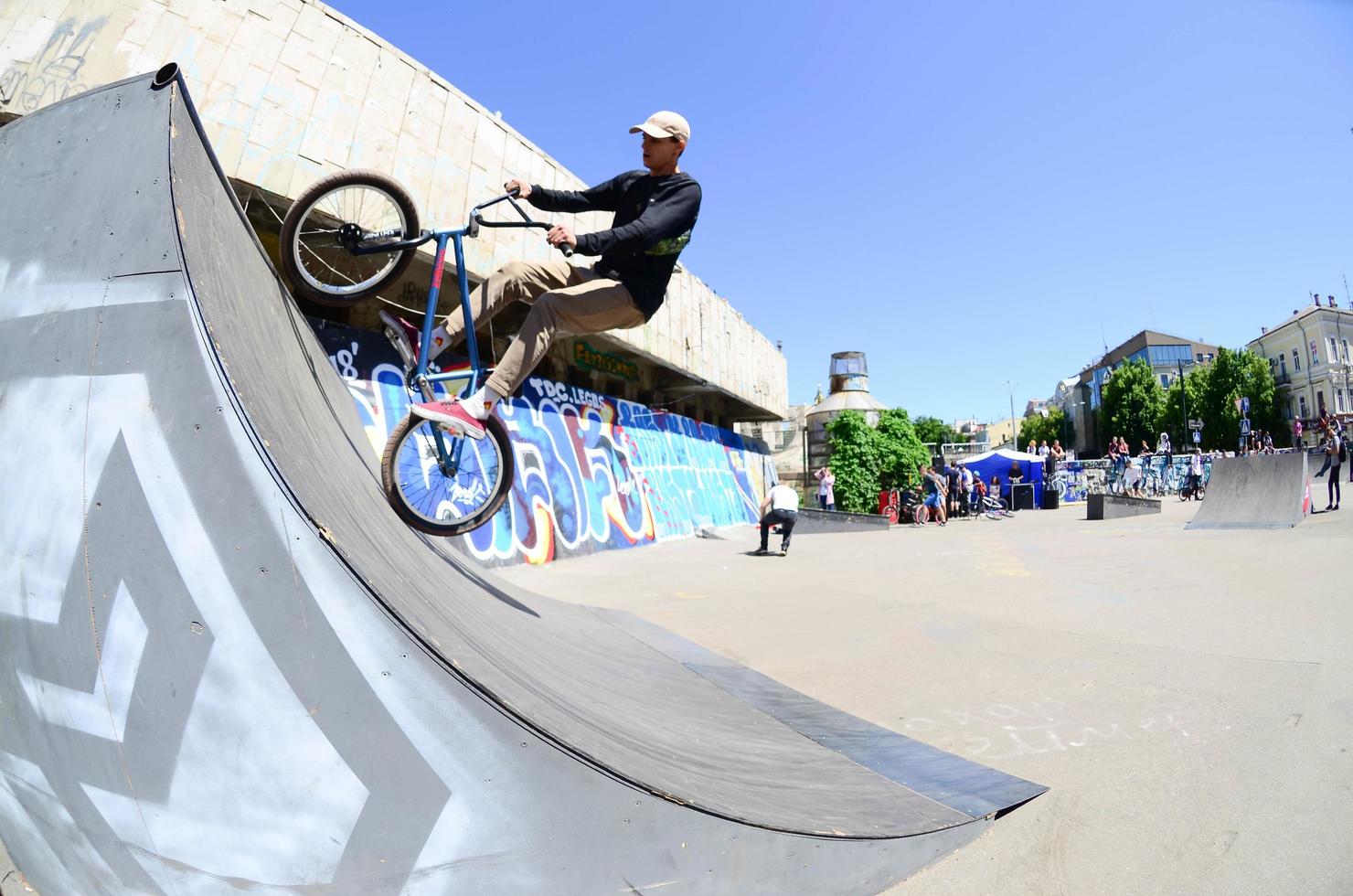 kharkiv, ucrania - 27 de mayo de 2018 ciclistas de bmx freestyle en un skatepark durante el festival anual de culturas callejeras foto