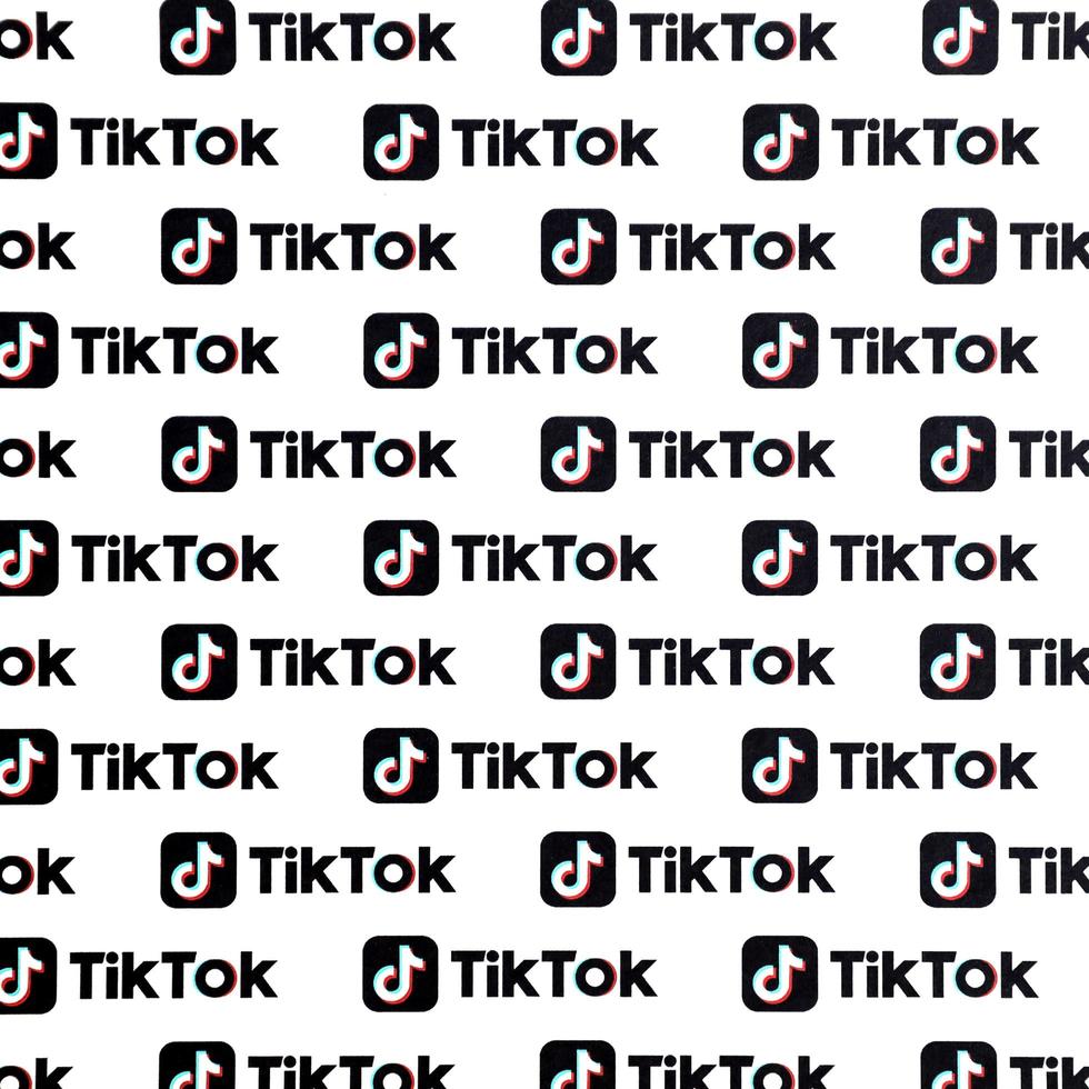 ternopil, ucrania - 2 de mayo de 2022 muchos logotipos de tiktok impresos en papel. tiktok o douyin es un famoso servicio chino de alojamiento de videos de formato corto propiedad de bytedance foto