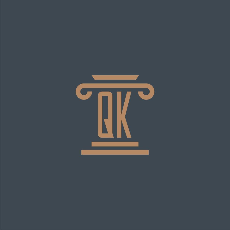 qk monograma inicial para logotipo de bufete de abogados con diseño de pilar vector
