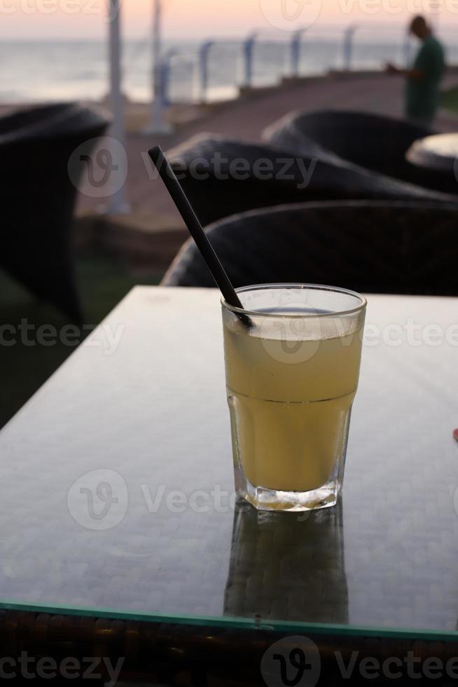 un refresco sin alcohol se vierte en un vaso. foto