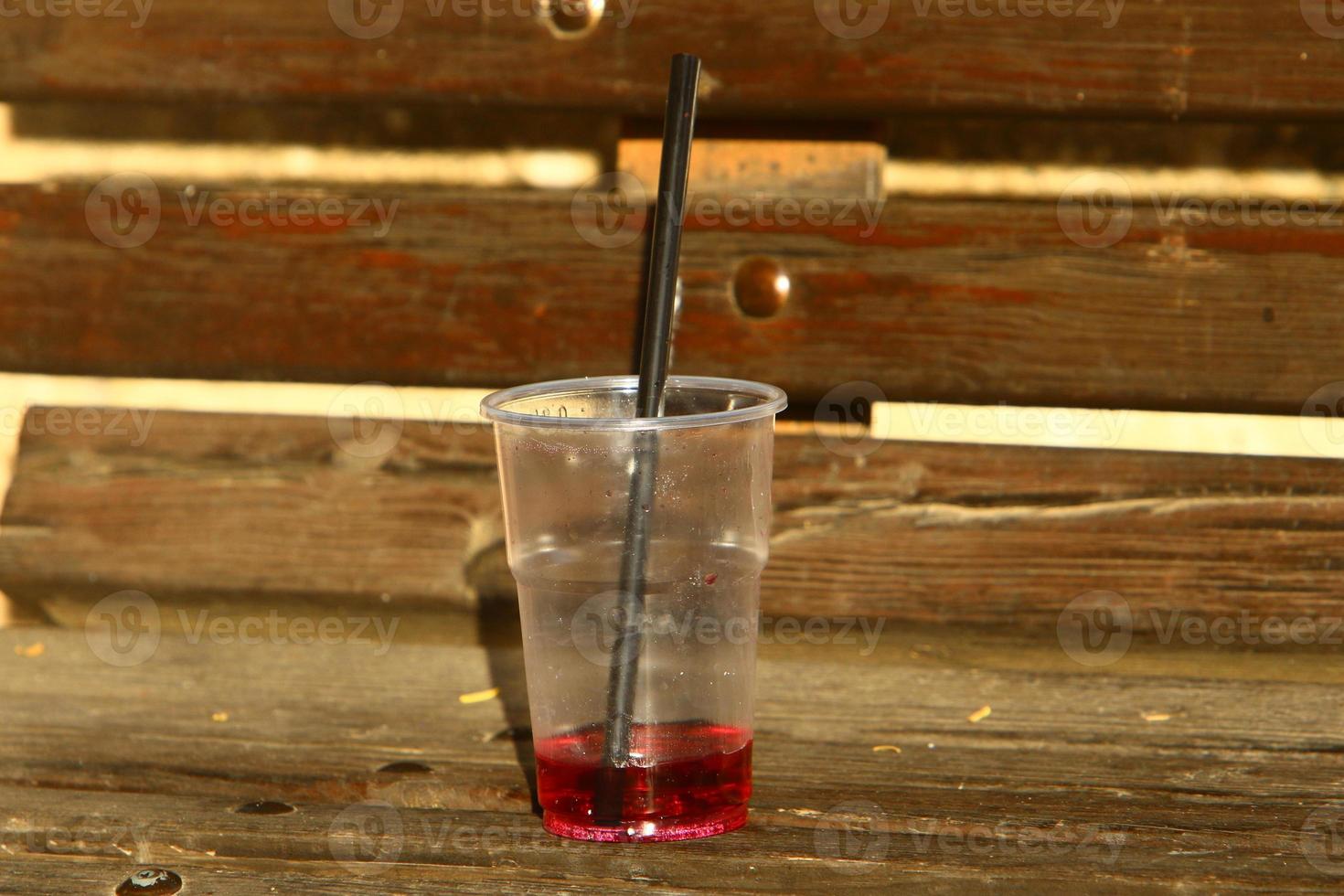 un refresco sin alcohol se vierte en un vaso. foto