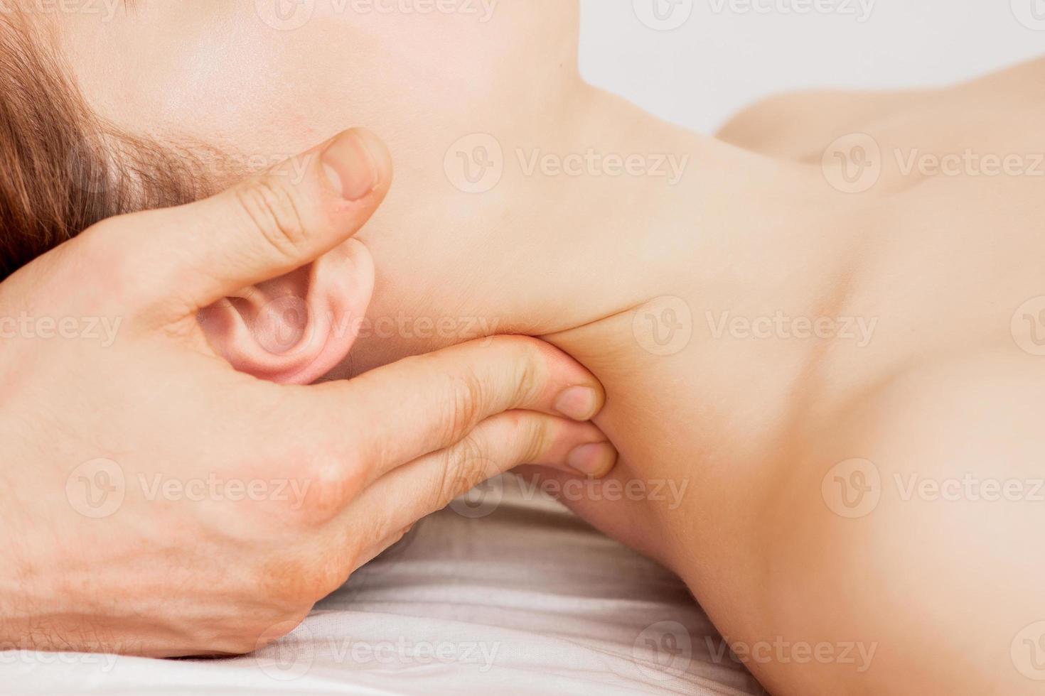 masaje de cabeza de mujer. foto