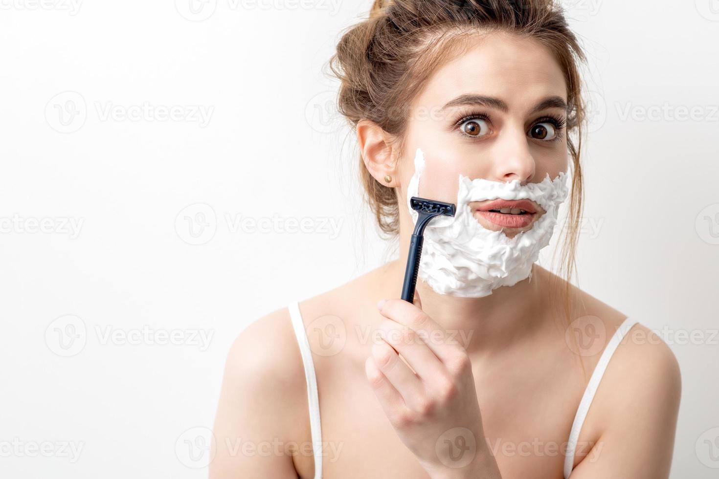 Woman shaving her face by razor 13618253 Stock Photo at Vecteezy