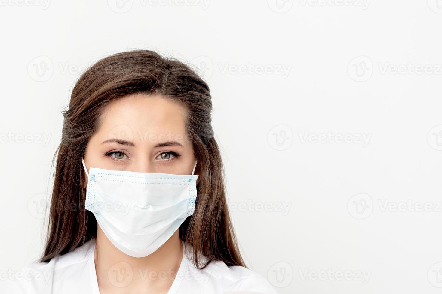 mujer caucásica con mascarilla médica foto