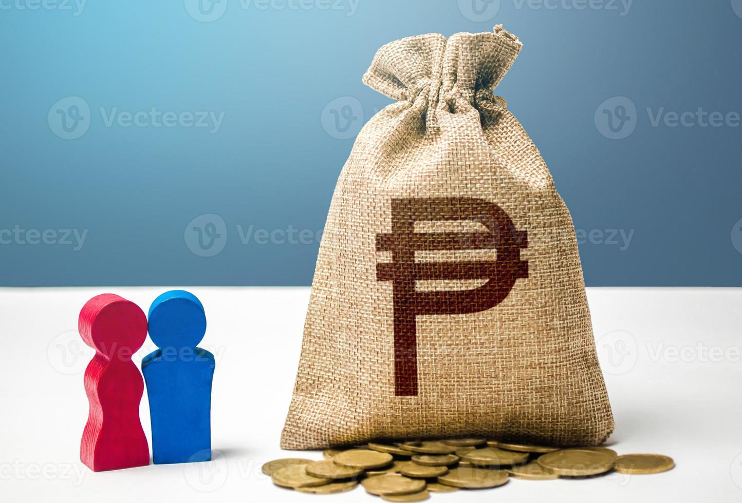 figuras de pareja y bolsa de dinero en pesos filipinos. política social para fomentar la creación de familias. presupuesto. mercadeo y focalización. subvención demográfica. inversiones. investigación social, preferencias del consumidor foto