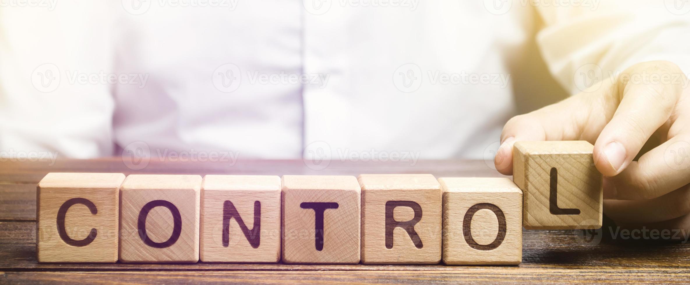 un hombre hace la palabra control con bloques. concepto de gestión de procesos de negocio. seguimiento del endurecimiento. gestionar el personal y los trabajadores. autodisciplina e introspección. guía de liderazgo foto