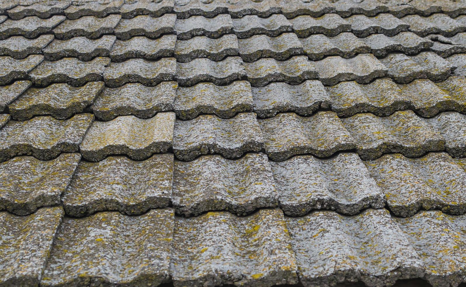 Vieja textura de tejas de piedra. edificios obsoletos que cubren el techo. antigua arquitectura europea. foto