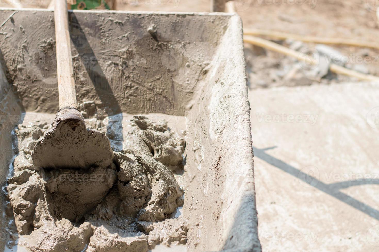 los trabajadores de la construcción están mezclando cemento para la renovación en el hogar. foto