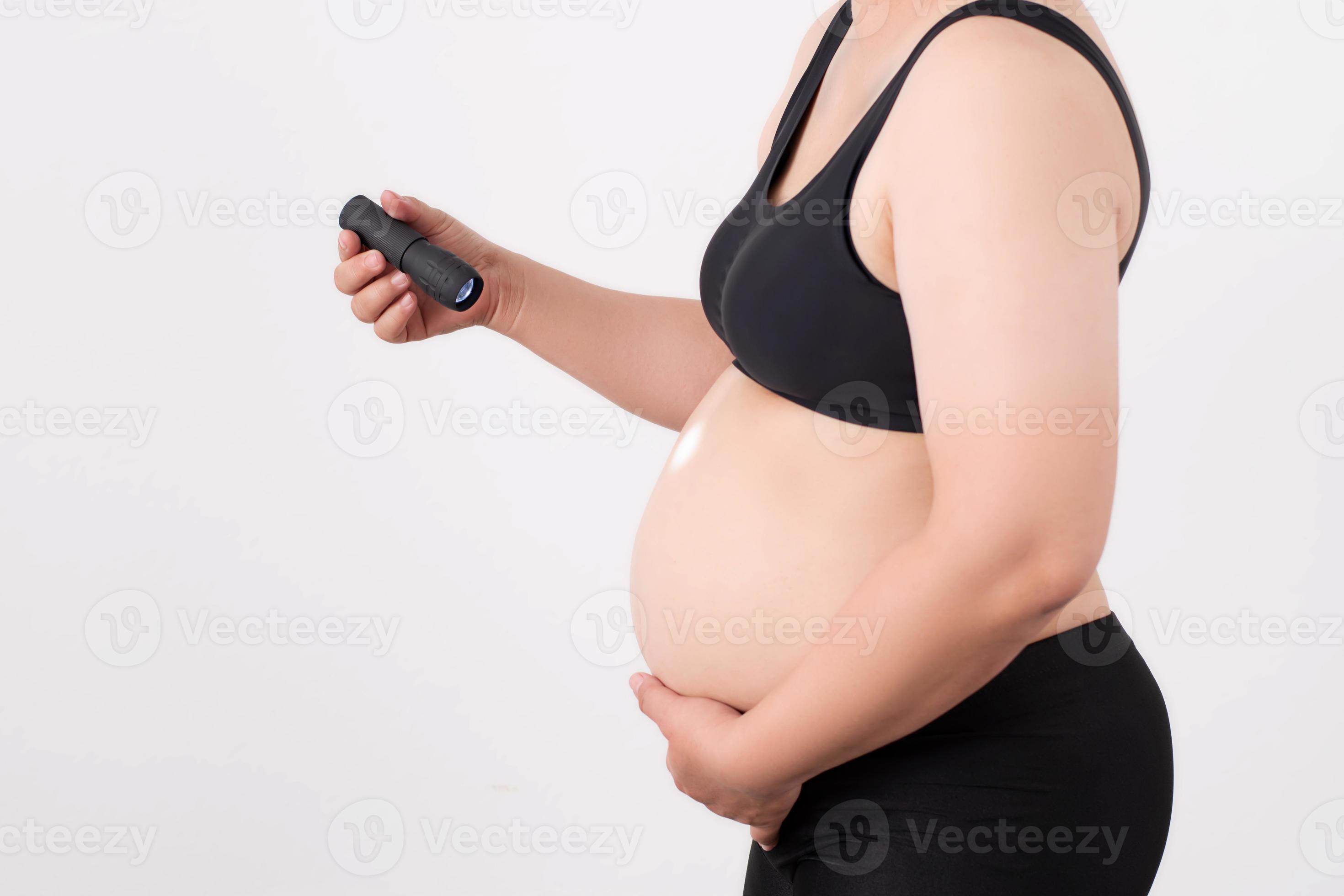 Pregnant women hold a flashlight to stimulate the brain and the vision of the baby in the womb