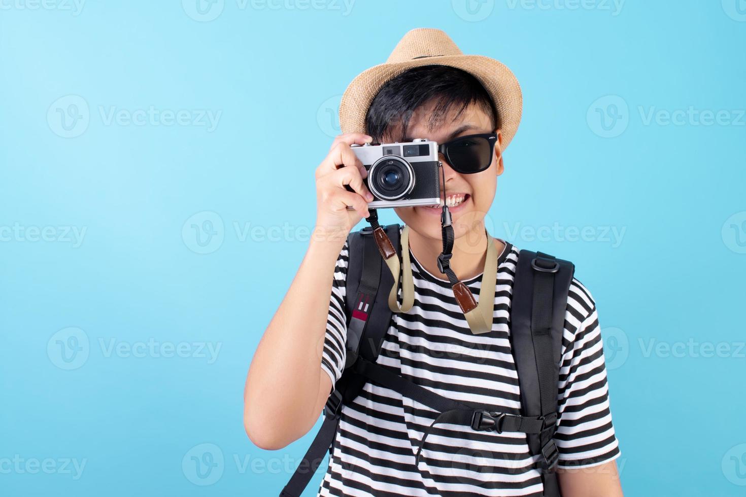 los turistas toman fotos con cámaras de cine y sonríen en el estudio.