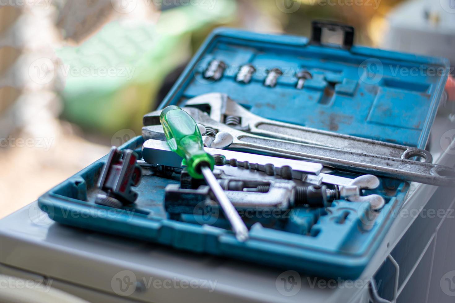 El primer plano de la herramienta consta de tornillos, llaves, tuercas y otros en la caja de un electricista. foto