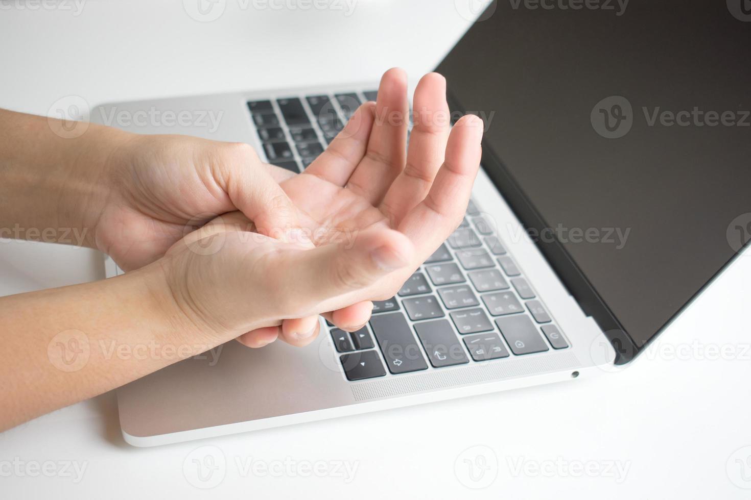 dolor de manos de mujeres con síndrome de oficina por usar el teclado y el mouse durante mucho tiempo vista lateral foto