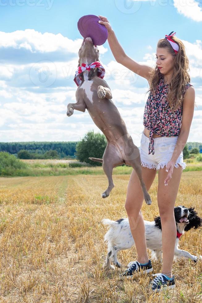 chica con un perro foto