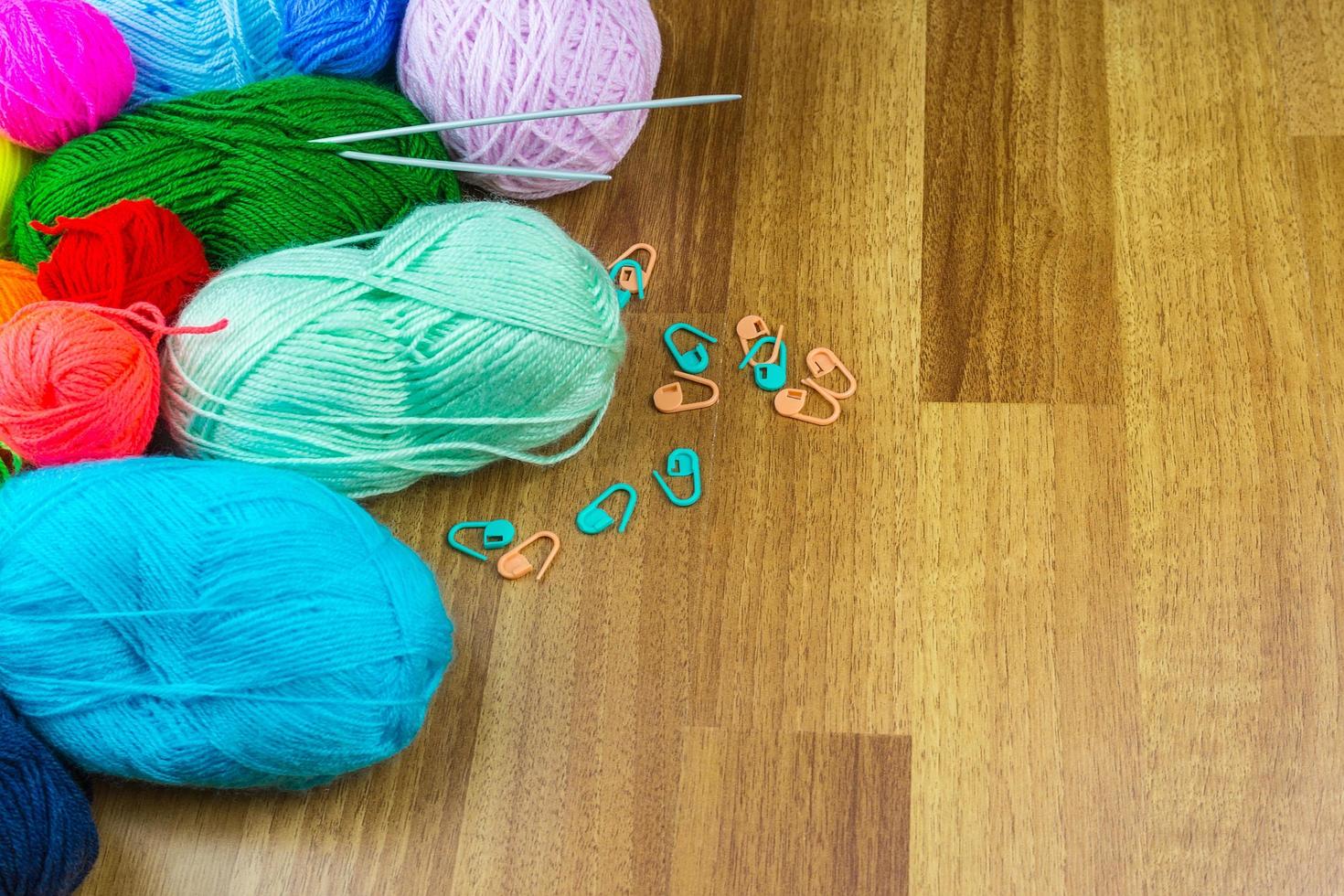 knitting needles with a ball photo