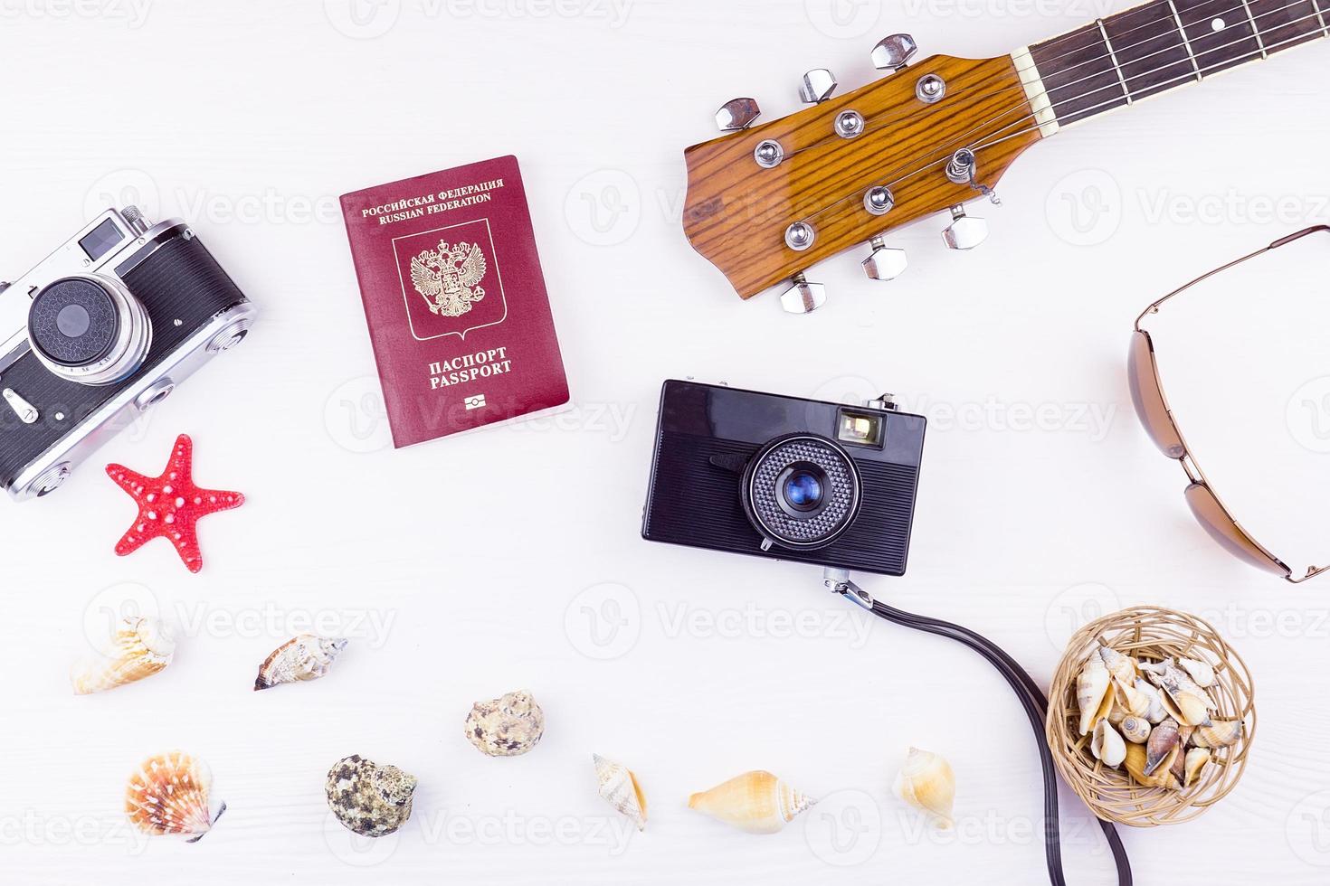 conchas marinas con una guitarra y una cámara foto