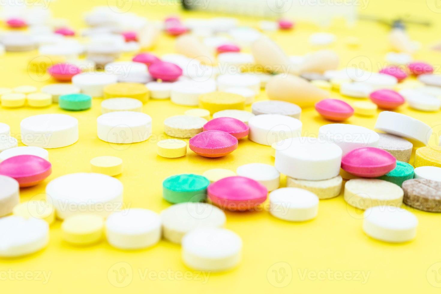 pastillas sobre un fondo amarillo foto