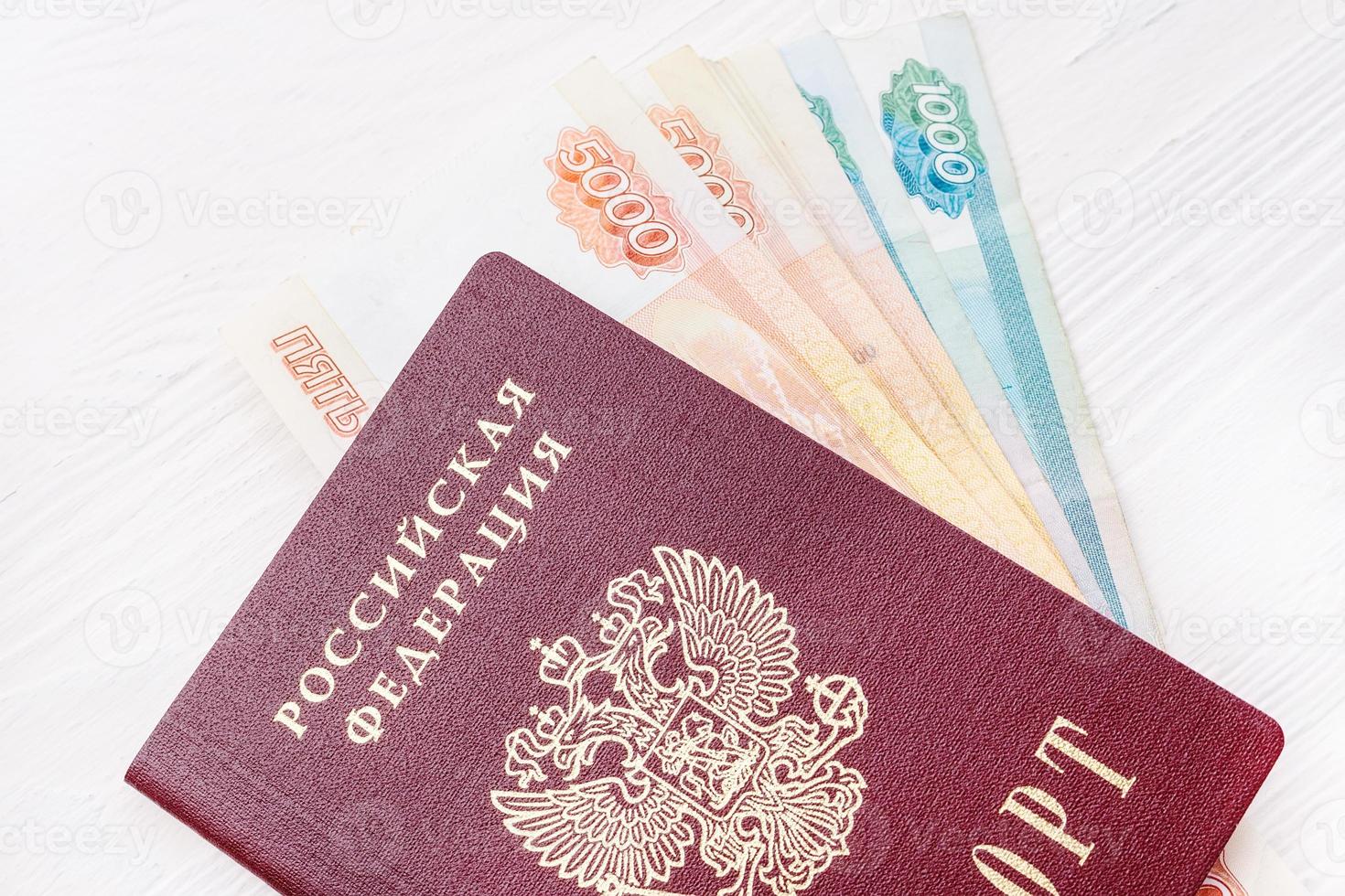 pasaporte ruso con dinero foto