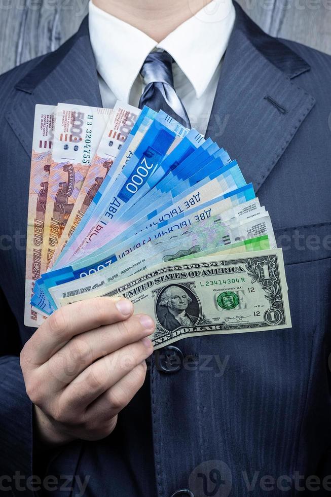 hombre de negocios sosteniendo la mano de dinero foto